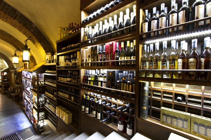 ecommerce-CLANS-min_world_street_travel_shop_canon_georgia_wine_bottles-429767